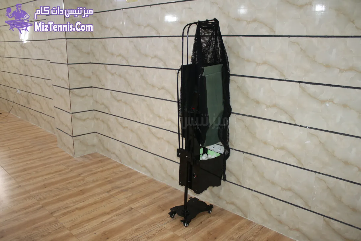 ربات پینگ پنگ Master Pro نیدمد در حالت ایستاده روی میز تمرین